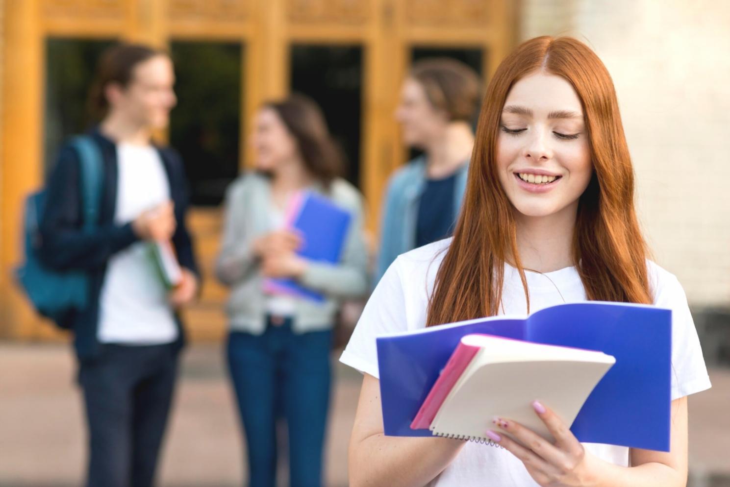 Estudiantes trabajando en análisis presupuestario con herramientas digitales